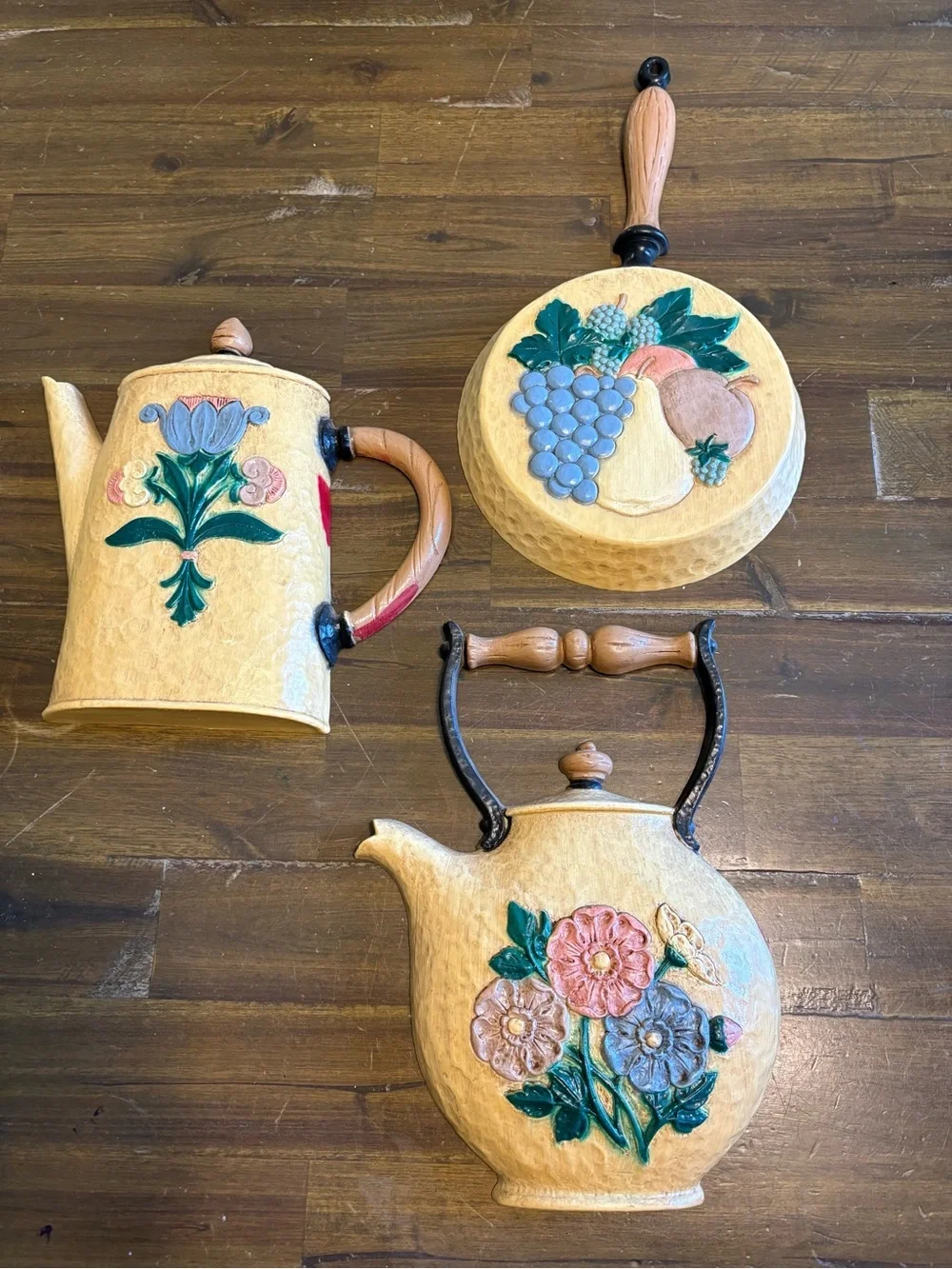 Vintage Kitchen Wall Plaques Teapot Skillet Coffee Grannycore Grandma Cottage